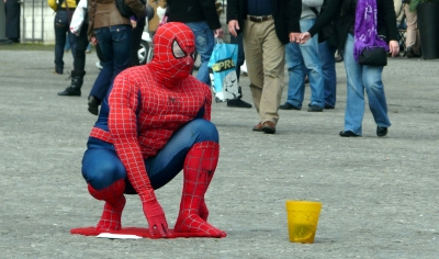 Spiderman bittet um eine Spende