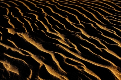 Sandmuster im Abendlicht