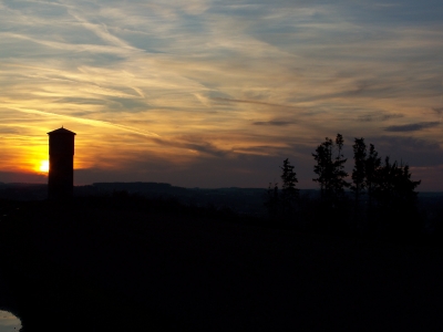 Turm vor Sonnenuntergang mit Wäldchen