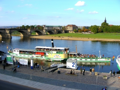 Schaufelraddampfer Pirna auf der Elbe in Dresden