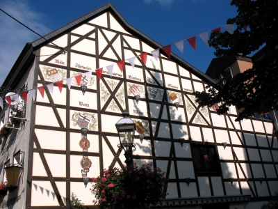 Ahrweiler_0002 Fachwerkhaus mit Wappen