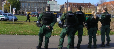 Polizisten in der Lingnerallee in Dresden