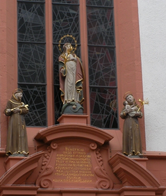 über dem Portal der Franziskanerkirche in Freiburg