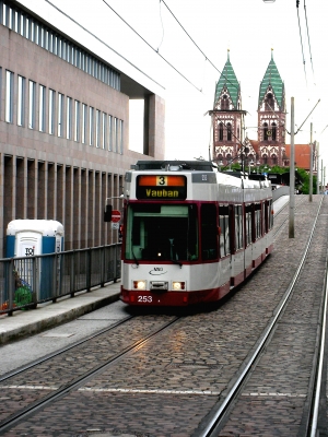 Strassenbahn vor Herz Jesu Kirche in Freiburg