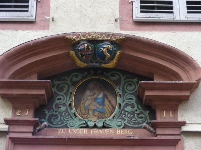 Hausschild - zu unser Frauen Berg - in Freiburg