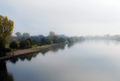 Flusslandschaft im dunst