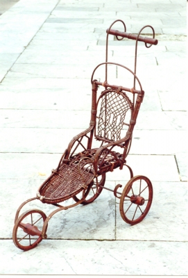 Antiker Kinderwagen