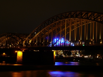 Deutzer Brücke zu Köln bei Night