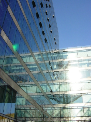 Sonnenspiegelung auf Glasfassade in Berlin