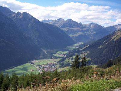 Blick von der Jöchelspitze auf Holzgau (Lechtal in Tirol)