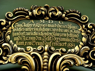 Inschrift über einer Tür am Münsterplatz in Freiburg