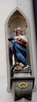 Heiligenfigur am Rathausplatz in Freiburg