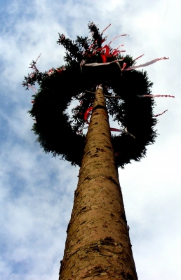 Kranz am Kirchweihbaum in Heßdorf