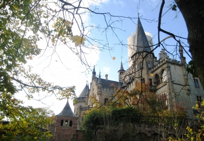 Durchblick zum Schloss Marienburg