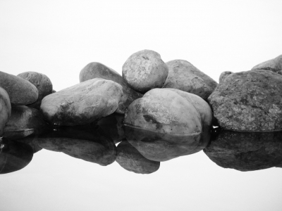 Steine am Seeufer