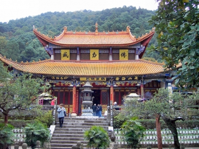 China - Kunming - Westberge - Huating-Tempel