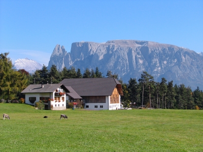 Südtirol: Bauernhof mit Schlern (2)