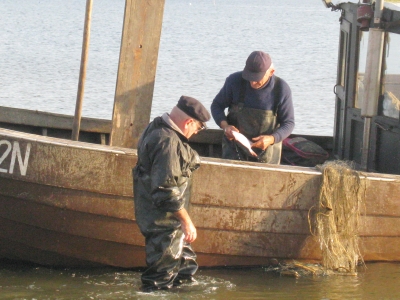 Zwei Fischer vor ihrem Kutter in Ahlbeck ( Usedom )