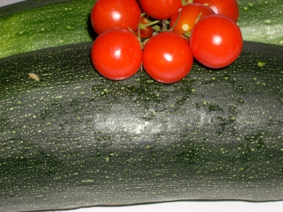 Zucchini und Tomaten