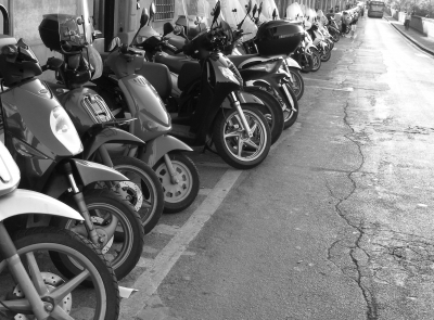 mopedreihe in schwarz weiß