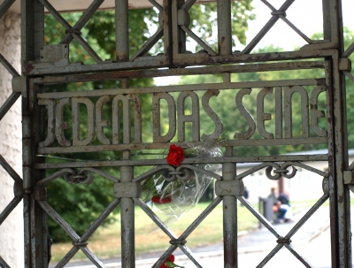 Gedenkstätte Buchenwald: Spruch am Eingangstor