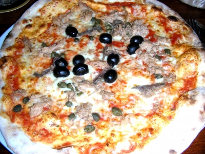 Mahlzeit Pizza mit Thunfisch Oliven Kapern