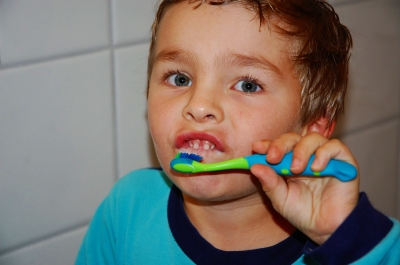 4jähriger beim zähneputzen
