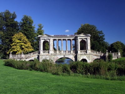 Historische Brücke in Gartenanlage zu Wilton in Südengland