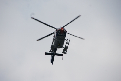 Polizei-Hubschrauber von unten