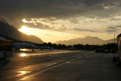 Sonnenaufgang am Flughafen