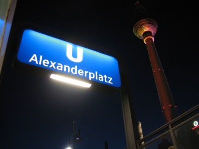 Berlin Alexanderplatz Fernsehturm U-Bahn-Ausgang Nachtaufnahme