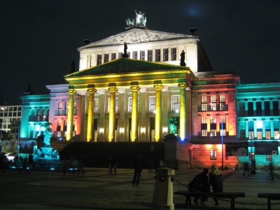 Berlin Gendarmenmarkt Konzerthaus bei Nacht während des Festival Of Lights