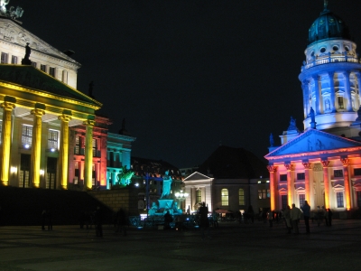 Poopig: Berlin Gendarmenmarkt Konzerthaus Franzoesischer Dom illuminiert während des Festifals Of Lights