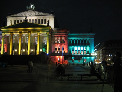 Gendarmenmarkt Berlin Konzerthaus festlich bunt erleuchtet