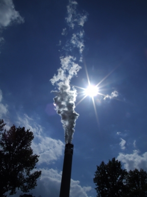 CO2-Ausstoß gegen Himmel und Sonne