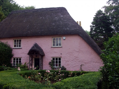 Riedgedecktes Haus in Cockington bei Torquay, Südengland