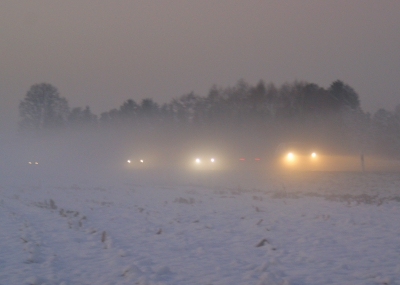Straßenverkehr im Nebel