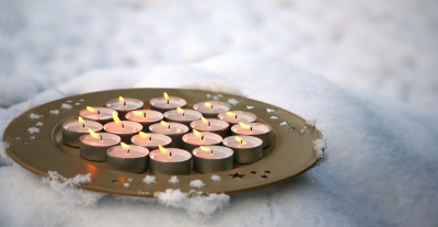 Kerzen im Schnee