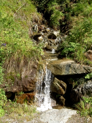 Ein Wasserfall am Wegesrand