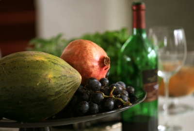 Stillleben mit Obst und Weinflasche