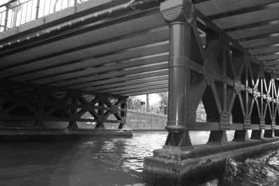 Unter einer Brücke