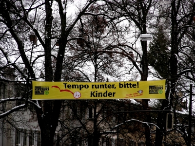 Tempo runter, bitte! Kinder, Transparent, Nürnberger Strasse, Erlangen