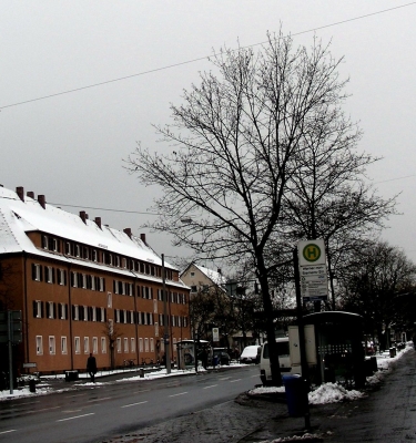 Wohnhäuser und Bushaltestelle in der Nürnberger Strasse Erlangen