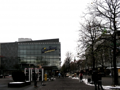 Winter und Strassenmusiker und Passanten in Erlangen