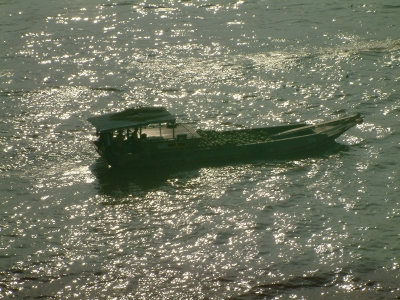 Lastboot auf dem Saigonriver in der Abendsonne