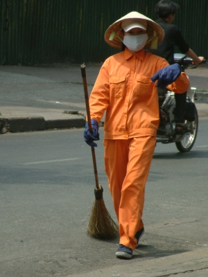 Straßenkehrerin in Saigon