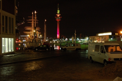 Radarturm bei Nacht