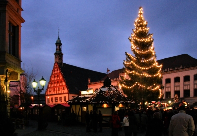 Weihnachtsmarkt Zwickau-Blick zum Theater und Rathaus