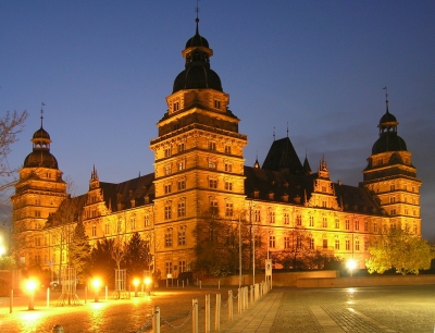 Schloss Aschaffenburg abends angestrahlt