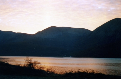 "Sonnenuntergang hinter den Bergen"